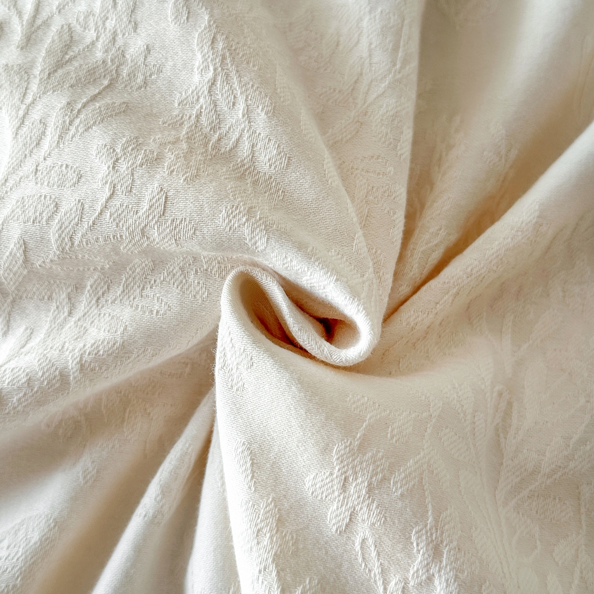 91家纺网 家纺一手货源 找家纺 优悦生活馆 2026新款60s全棉提花四件套 暖雾碟语-奶昔白