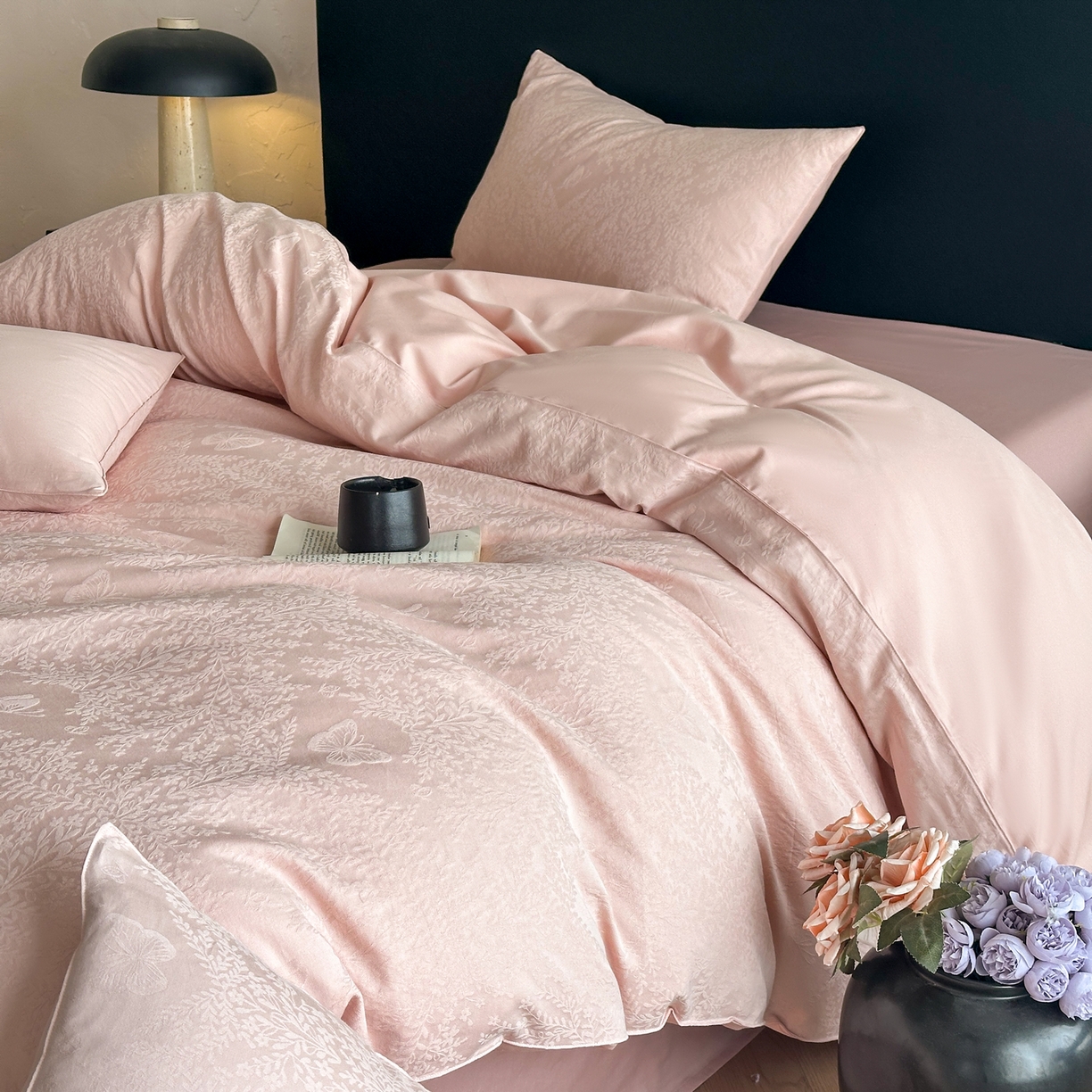 91家纺网 家纺一手货源 找家纺 优悦生活馆 2026新款60s全棉提花四件套 暖雾碟语-唯美粉