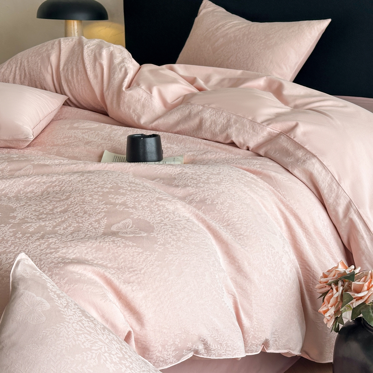 91家纺网 家纺一手货源 找家纺 优悦生活馆 2026新款60s全棉提花四件套 暖雾碟语-唯美粉