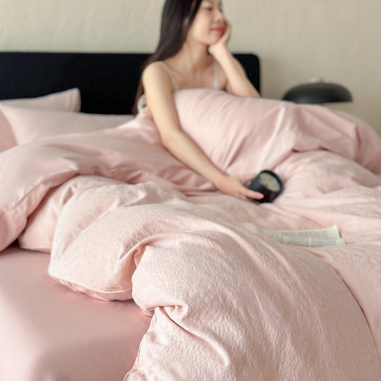 91家纺网 家纺一手货源 找家纺 优悦生活馆 2026新款60s全棉提花四件套 暖雾碟语-唯美粉