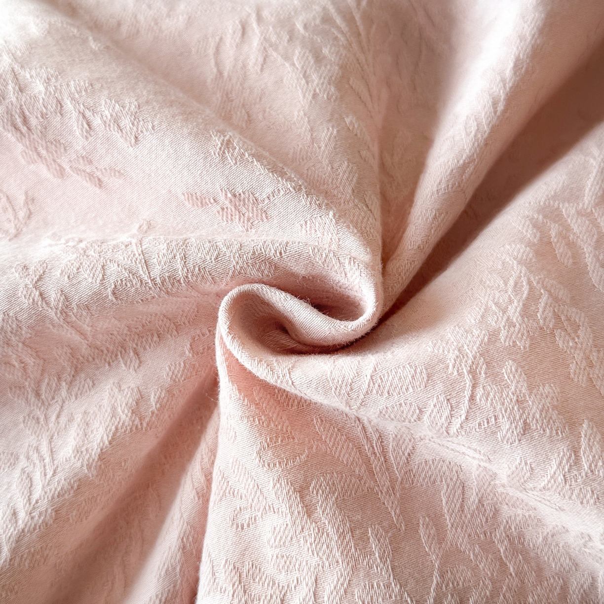 91家纺网 家纺一手货源 找家纺 优悦生活馆 2026新款60s全棉提花四件套 暖雾碟语-唯美粉