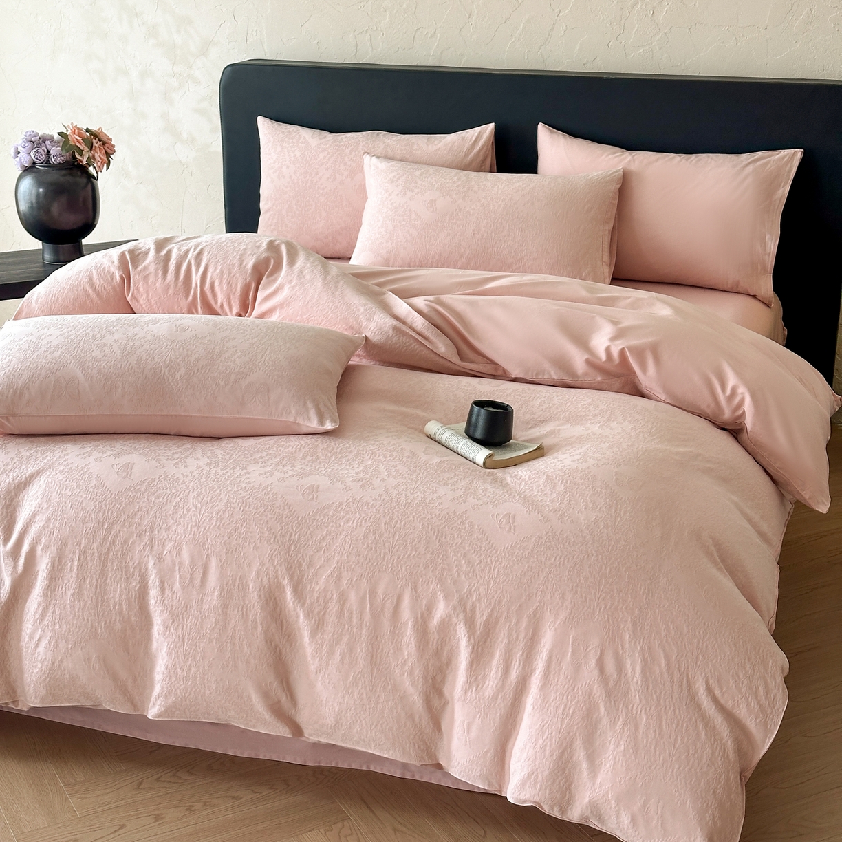 91家纺网 家纺一手货源 找家纺 优悦生活馆 2026新款60s全棉提花四件套 暖雾碟语-唯美粉