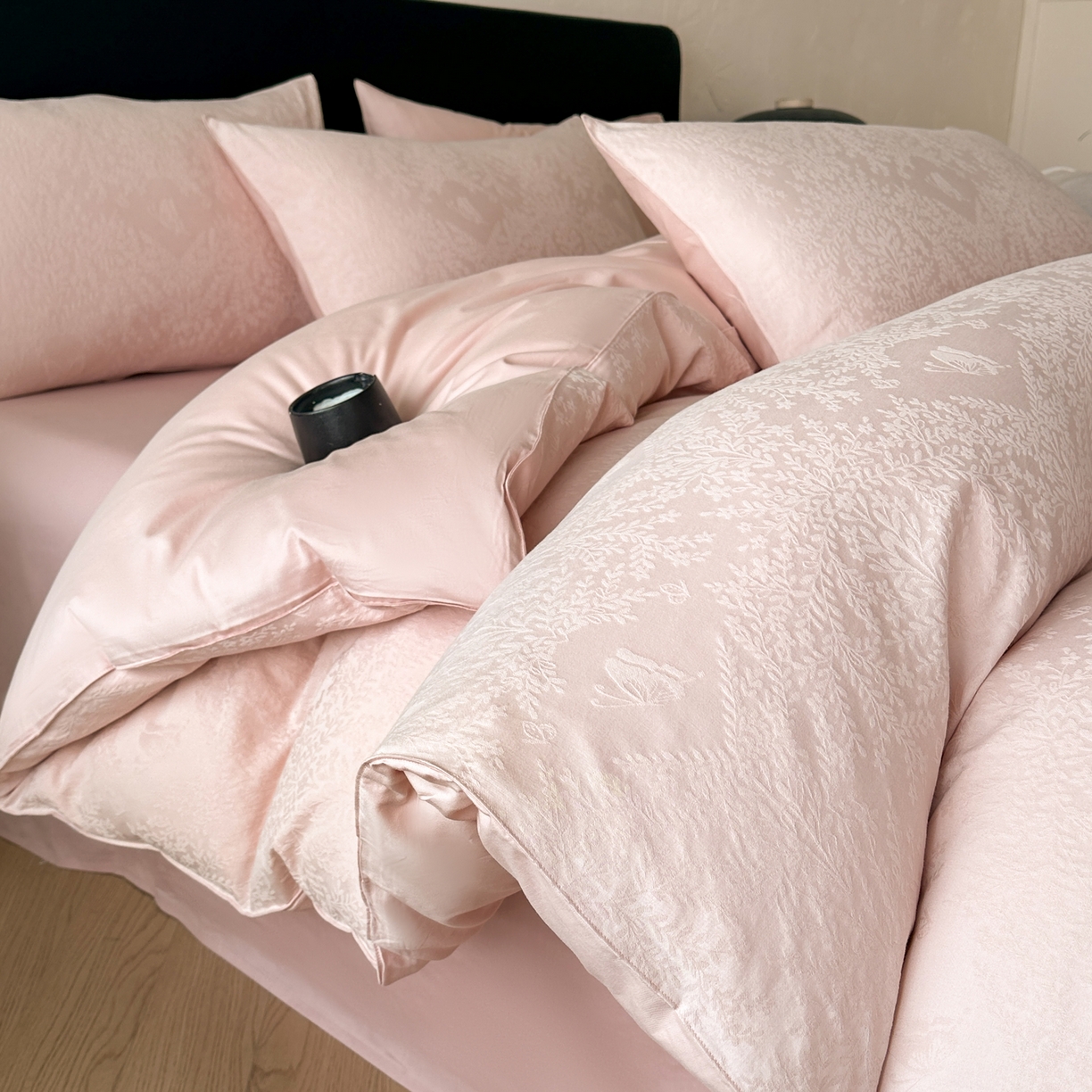 91家纺网 家纺一手货源 找家纺 优悦生活馆 2026新款60s全棉提花四件套 暖雾碟语-唯美粉