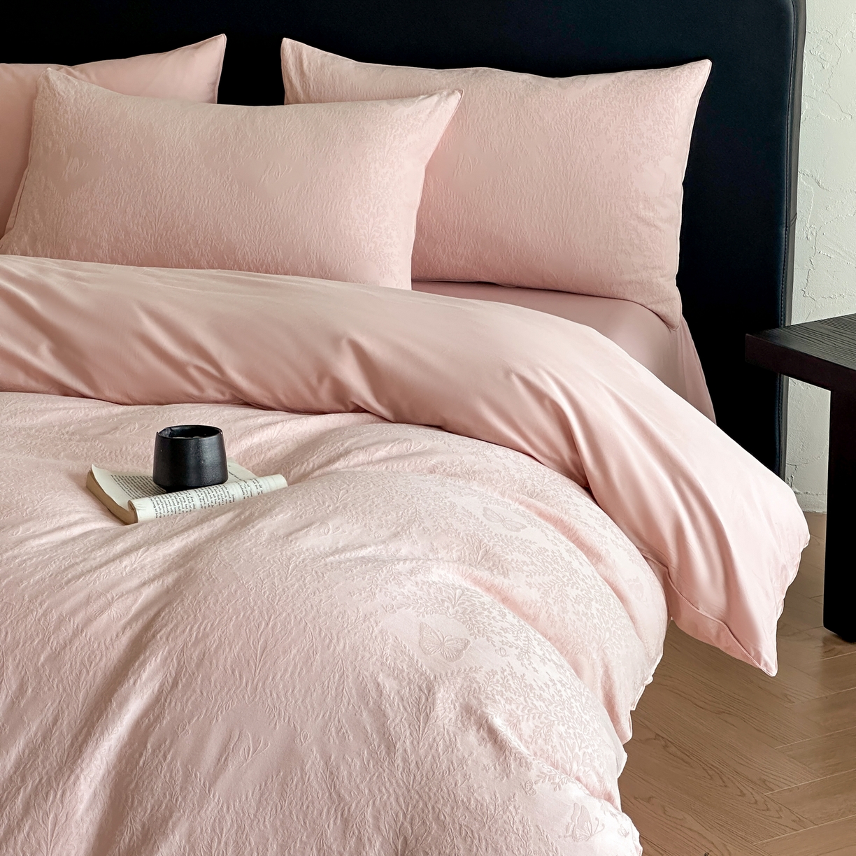 91家纺网 家纺一手货源 找家纺 优悦生活馆 2026新款60s全棉提花四件套 暖雾碟语-唯美粉