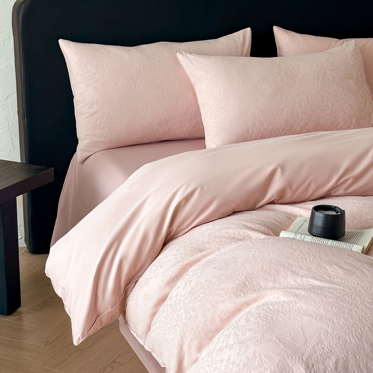 91家纺网 家纺一手货源 找家纺 优悦生活馆 2026新款60s全棉提花四件套 暖雾碟语-唯美粉