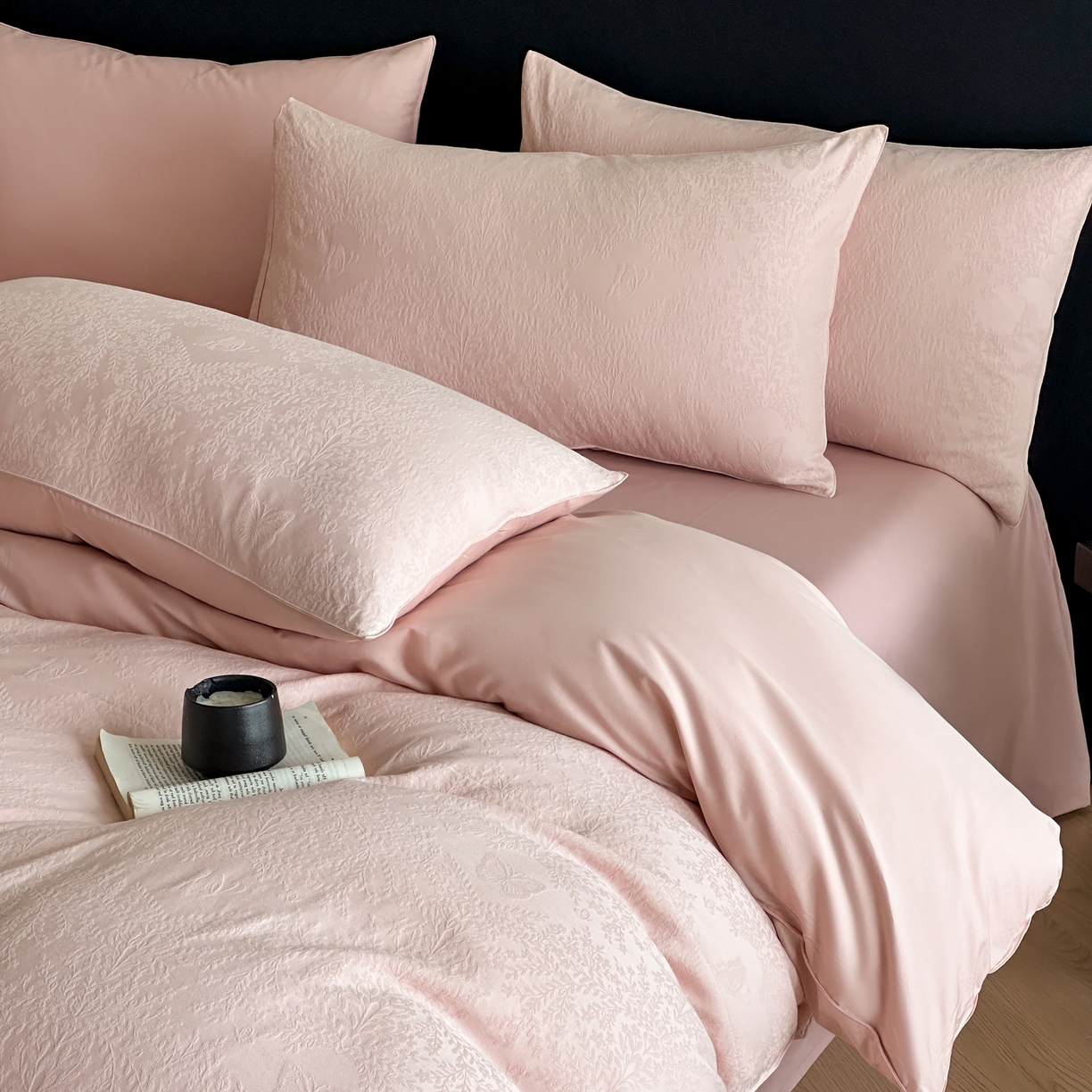 91家纺网 家纺一手货源 找家纺 优悦生活馆 2026新款60s全棉提花四件套 暖雾碟语-唯美粉