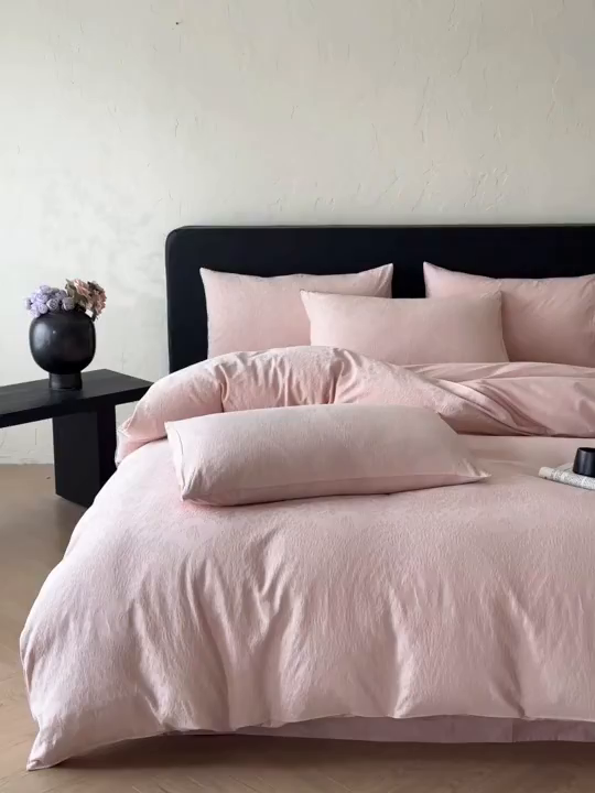 91家纺网 家纺一手货源 找家纺 优悦生活馆 2026新款60s全棉提花四件套 暖雾碟语-唯美粉