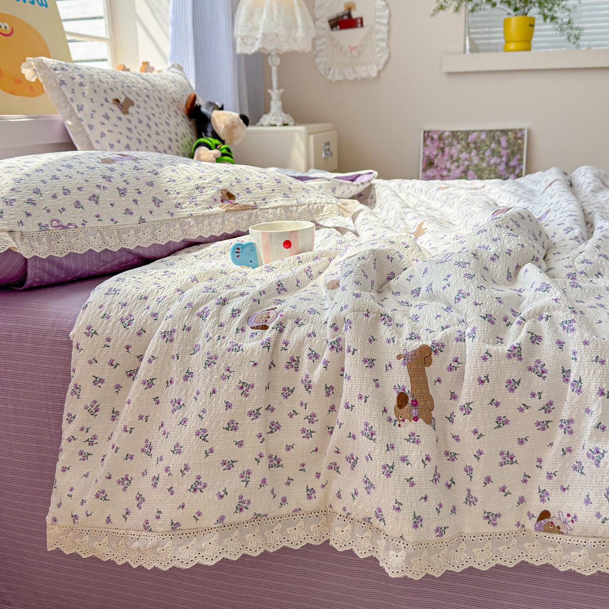 91家纺网 家纺一手货源 找家纺 弗苓家纺 2026新款高克重泡芙棉花边款夏被夏凉被空调被四件套小红书推荐-风格一 片刻小狗