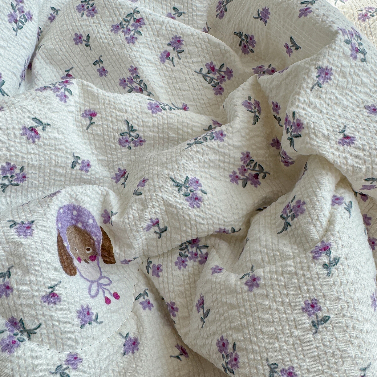 91家纺网 家纺一手货源 找家纺 弗苓家纺 2026新款高克重泡芙棉花边款夏被夏凉被空调被四件套小红书推荐-风格一 片刻小狗