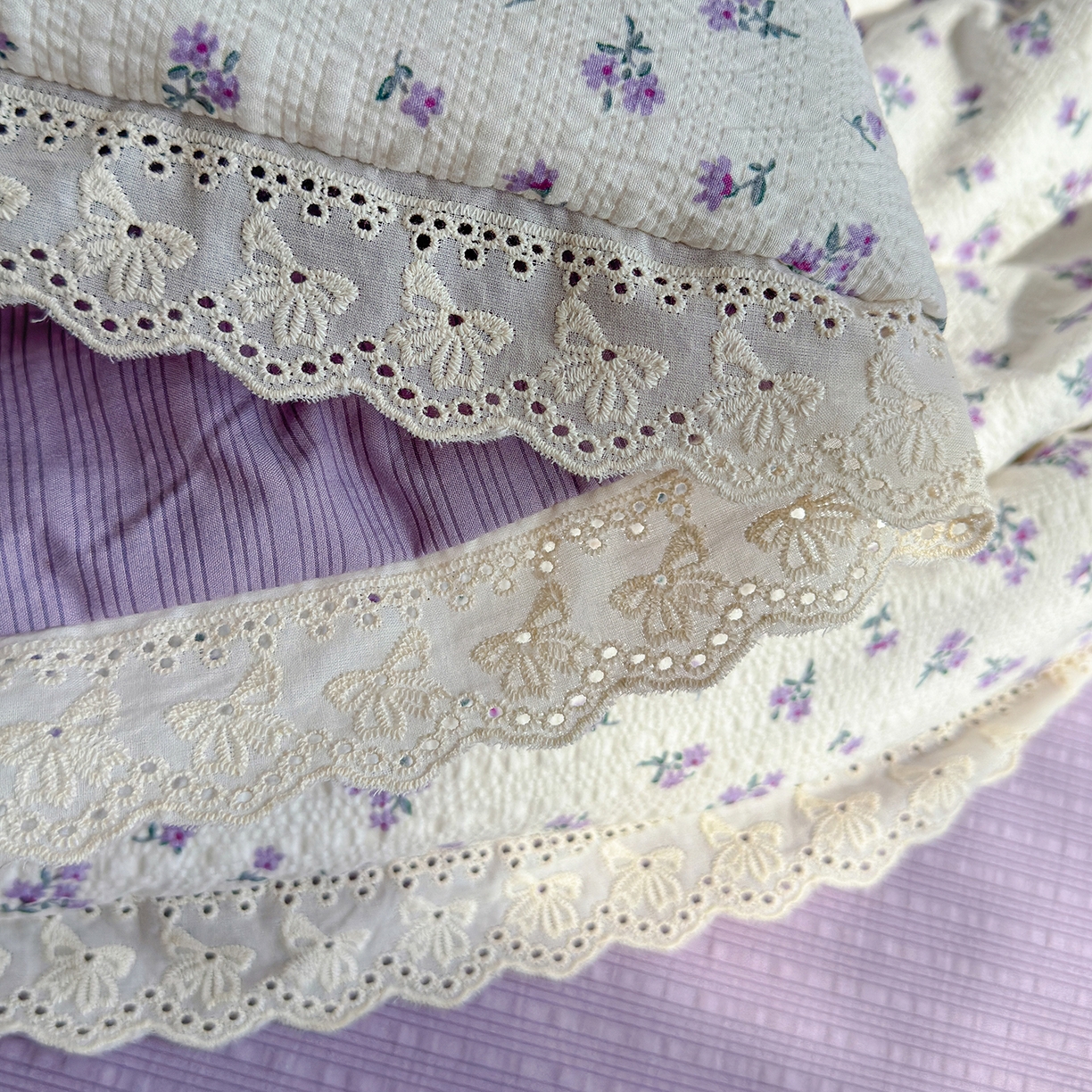 91家纺网 家纺一手货源 找家纺 弗苓家纺 2026新款高克重泡芙棉花边款夏被夏凉被空调被四件套小红书推荐-风格一 片刻小狗