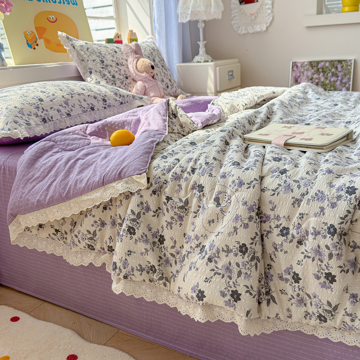 91家纺网 家纺一手货源 找家纺 弗苓家纺 2026新款高克重泡芙棉花边款夏被夏凉被空调被四件套小红书推荐-风格一 小猫幻境-灰