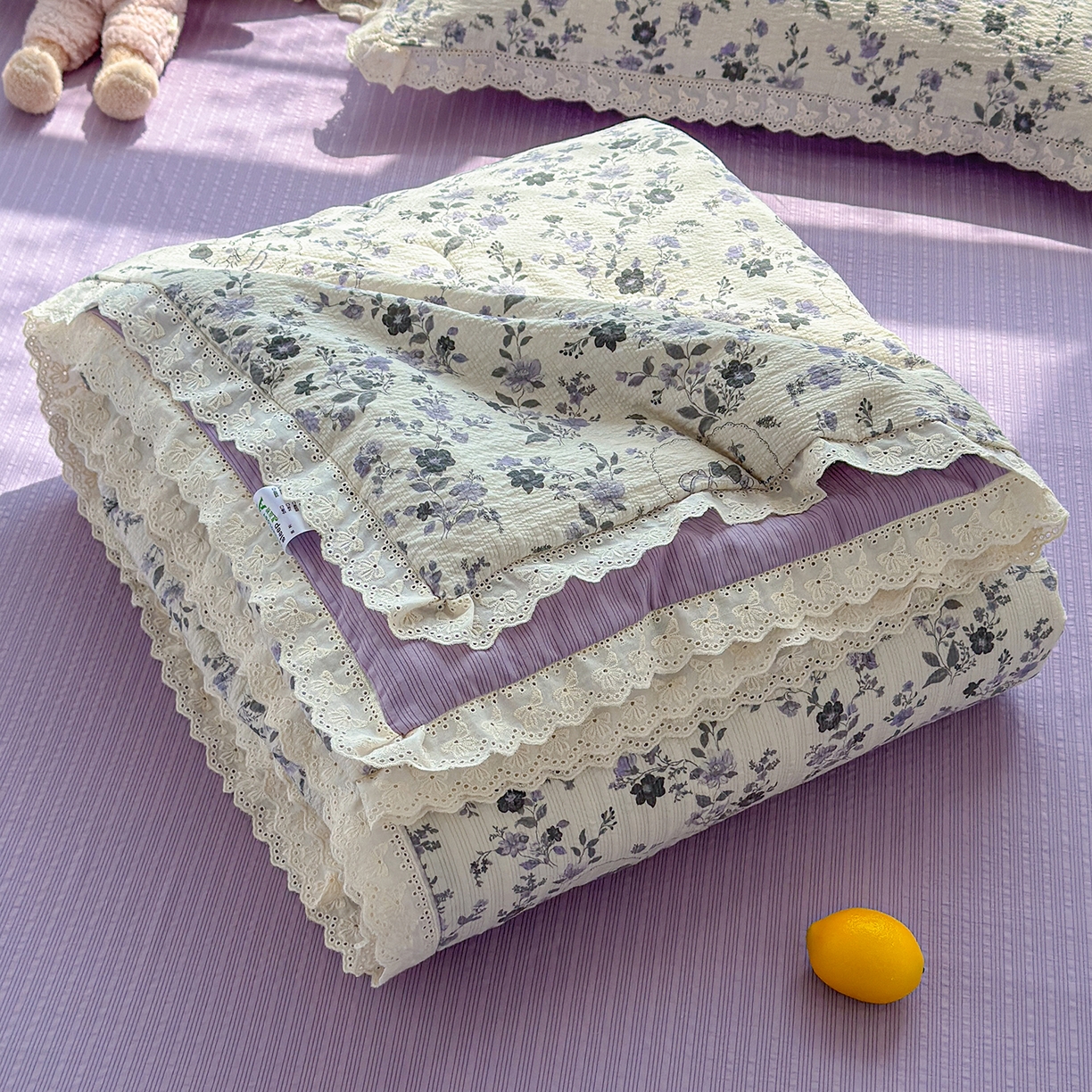 91家纺网 家纺一手货源 找家纺 弗苓家纺 2026新款高克重泡芙棉花边款夏被夏凉被空调被四件套小红书推荐-风格一 小猫幻境-灰