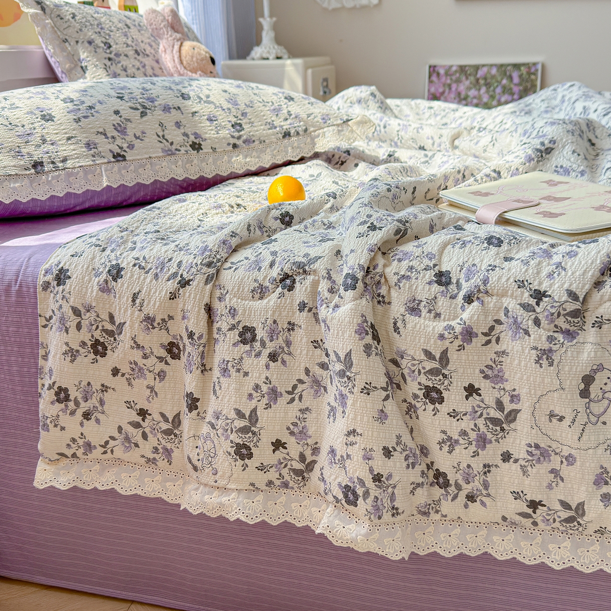 91家纺网 家纺一手货源 找家纺 弗苓家纺 2026新款高克重泡芙棉花边款夏被夏凉被空调被四件套小红书推荐-风格一 小猫幻境-灰