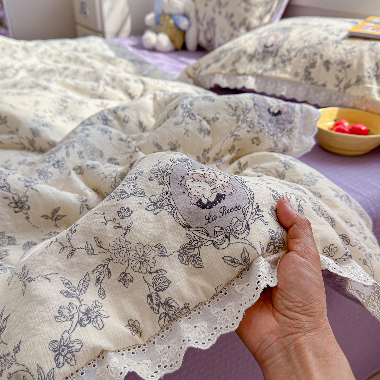 91家纺网 家纺一手货源 找家纺 弗苓家纺 2026新款高克重泡芙棉花边款夏被夏凉被空调被四件套小红书推荐-风格一 花筐少女