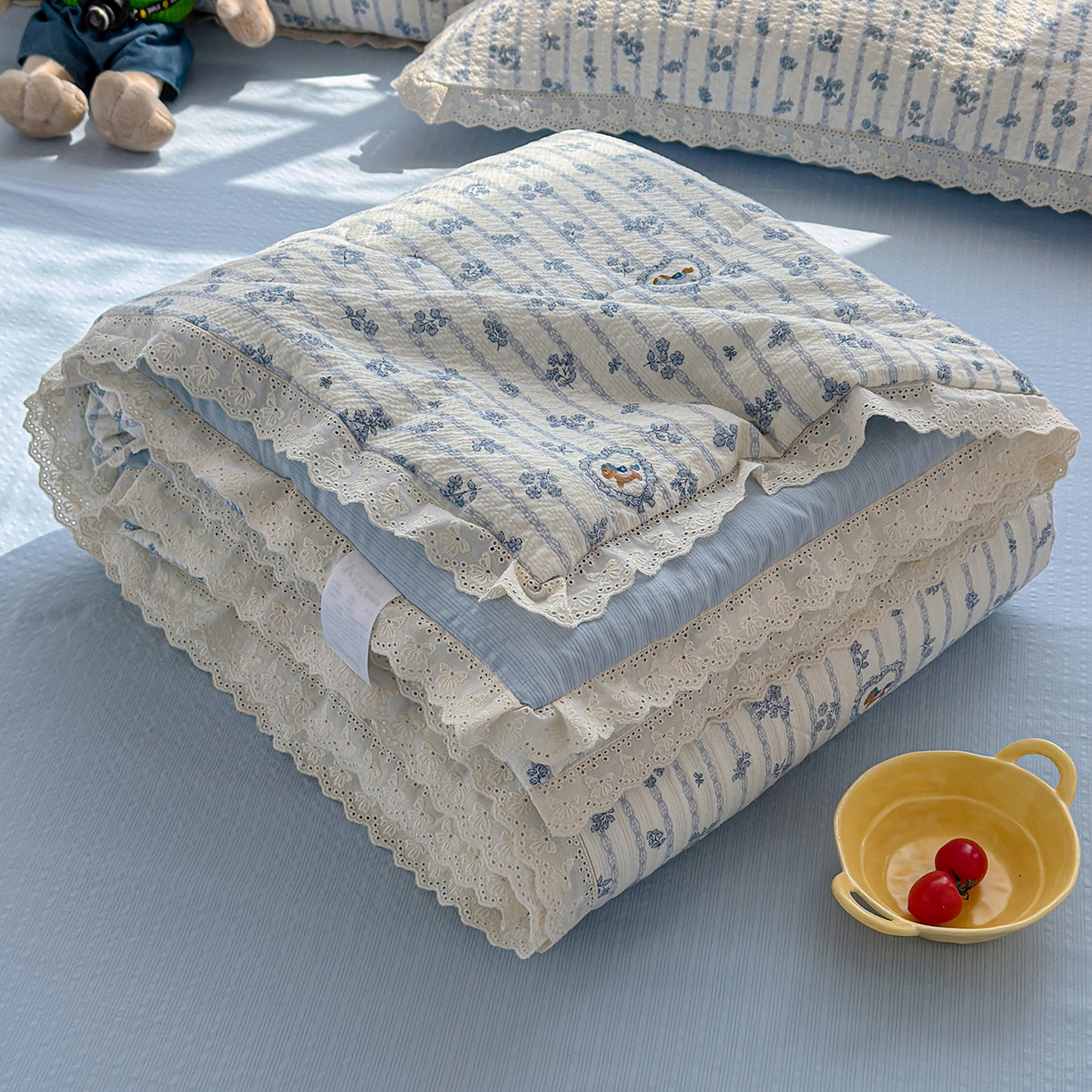 91家纺网 家纺一手货源 找家纺 弗苓家纺 2026新款高克重泡芙棉花边款夏被夏凉被空调被四件套小红书推荐-风格一 浅蓝花枝