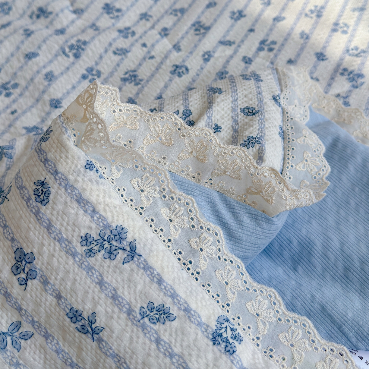 91家纺网 家纺一手货源 找家纺 弗苓家纺 2026新款高克重泡芙棉花边款夏被夏凉被空调被四件套小红书推荐-风格一 浅蓝花枝