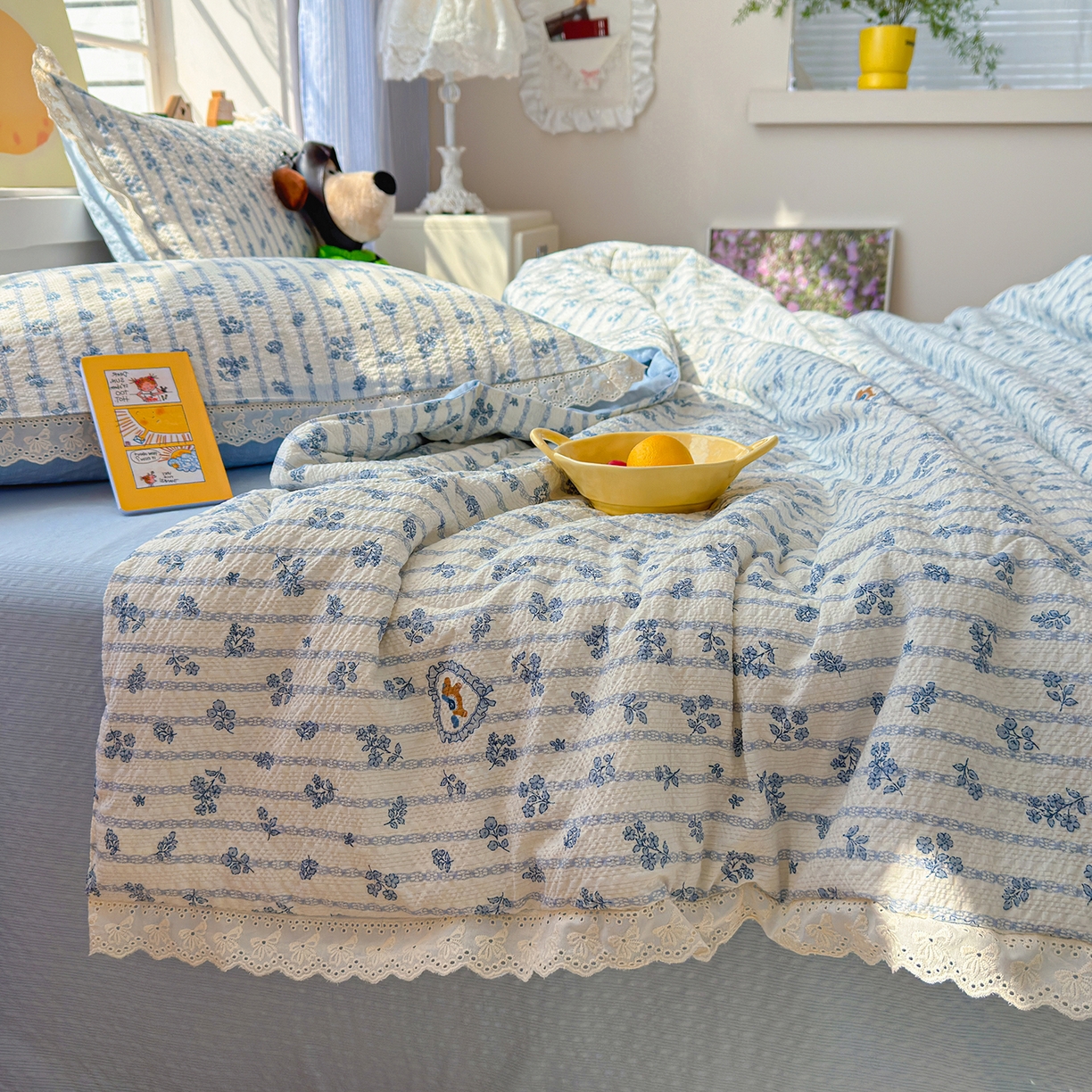 91家纺网 家纺一手货源 找家纺 弗苓家纺 2026新款高克重泡芙棉花边款夏被夏凉被空调被四件套小红书推荐-风格一 浅蓝花枝