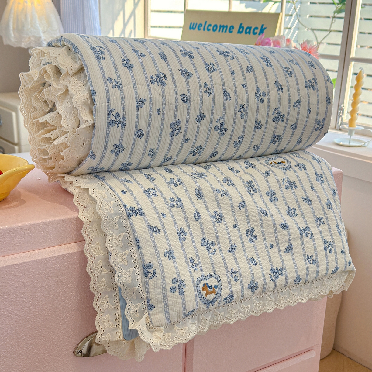 91家纺网 家纺一手货源 找家纺 弗苓家纺 2026新款高克重泡芙棉花边款夏被夏凉被空调被四件套小红书推荐-风格一 浅蓝花枝