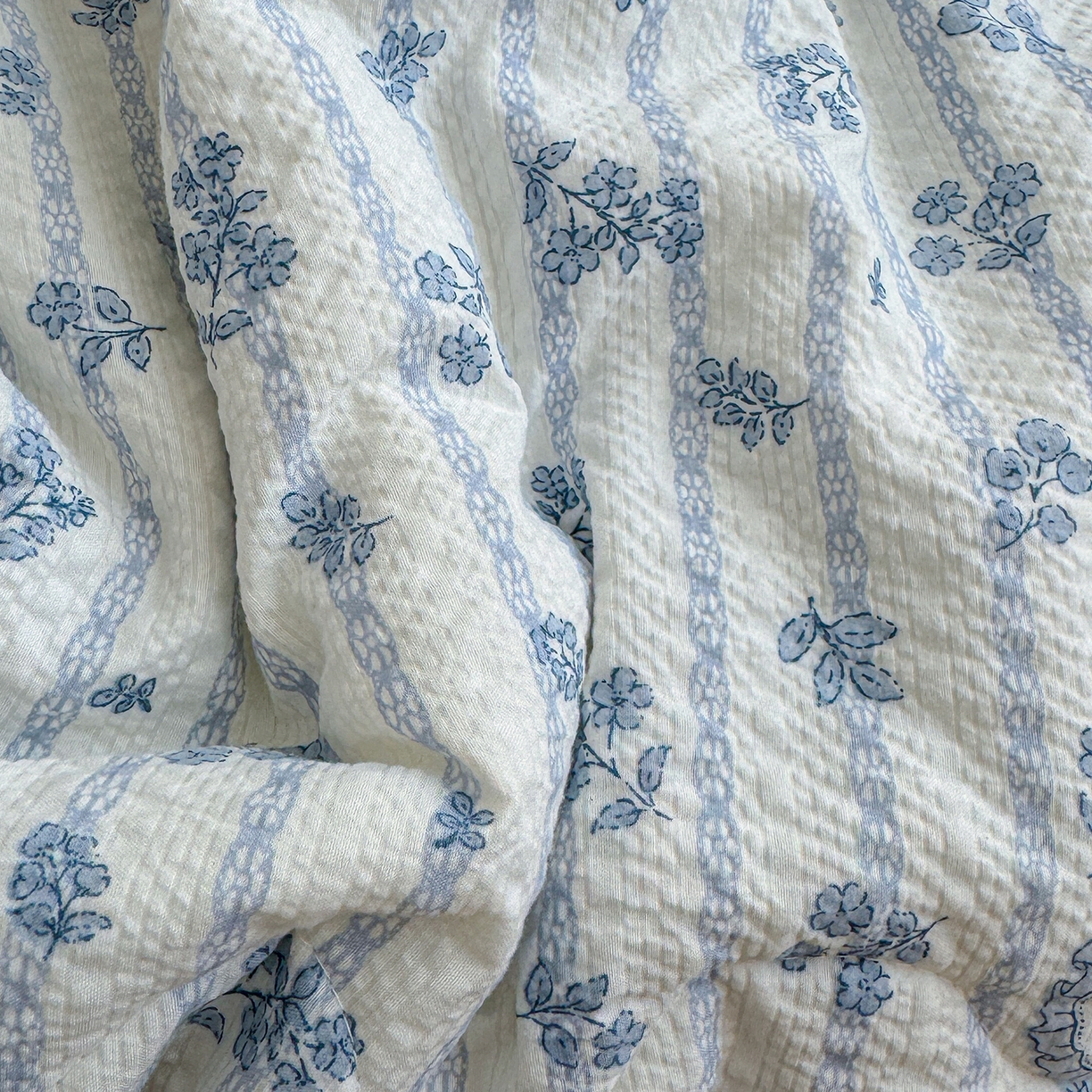 91家纺网 家纺一手货源 找家纺 弗苓家纺 2026新款高克重泡芙棉花边款夏被夏凉被空调被四件套小红书推荐-风格一 浅蓝花枝