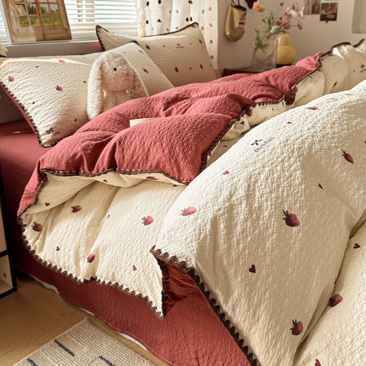 91家纺网 家纺一手货源 找家纺 蓝极人 2026新款泡芙被壳针四件套 草莓