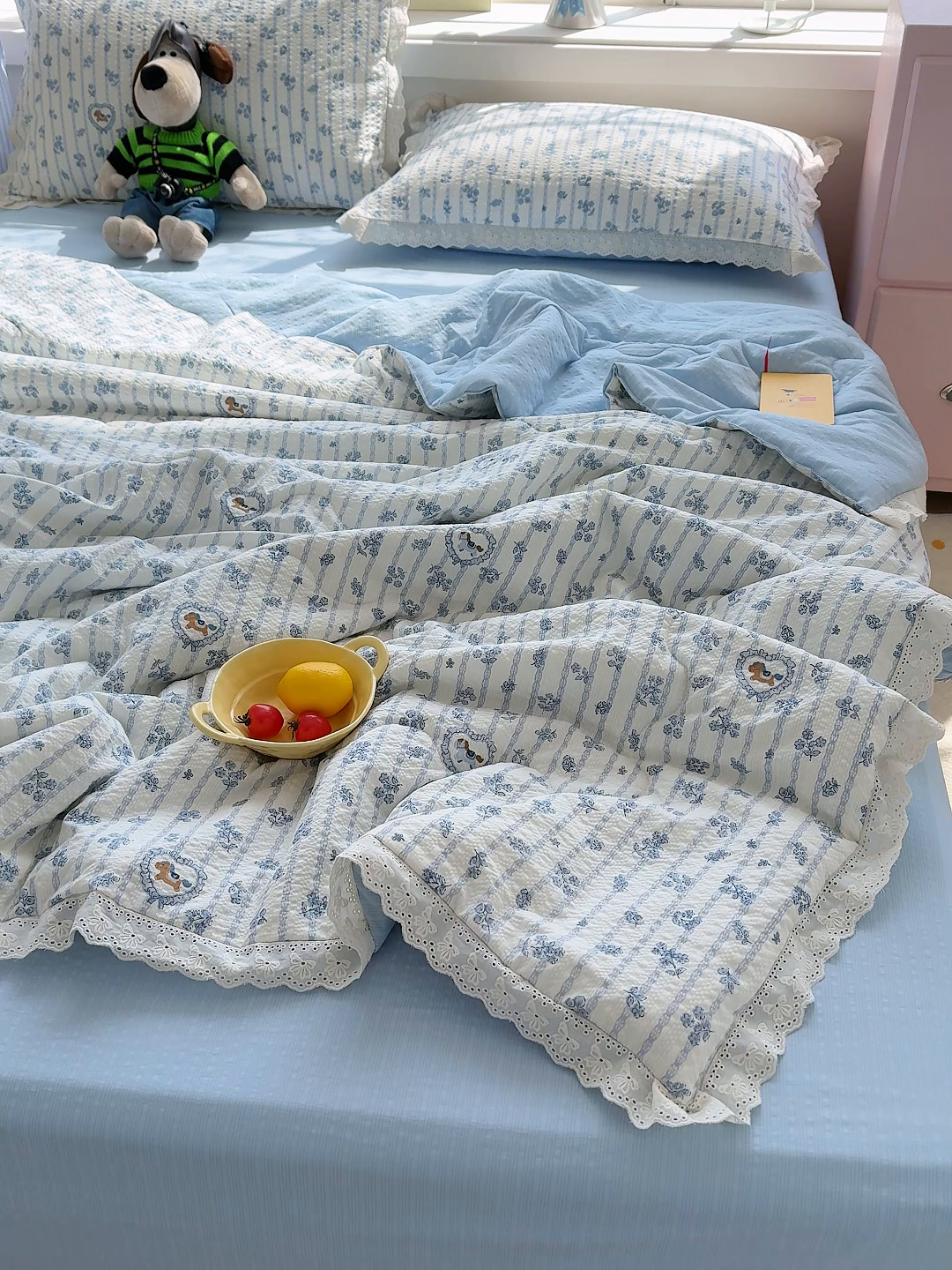 91家纺网 家纺一手货源 找家纺 弗苓家纺 2026新款高克重泡芙棉花边款夏被夏凉被空调被四件套小红书推荐-风格一 浅蓝花枝