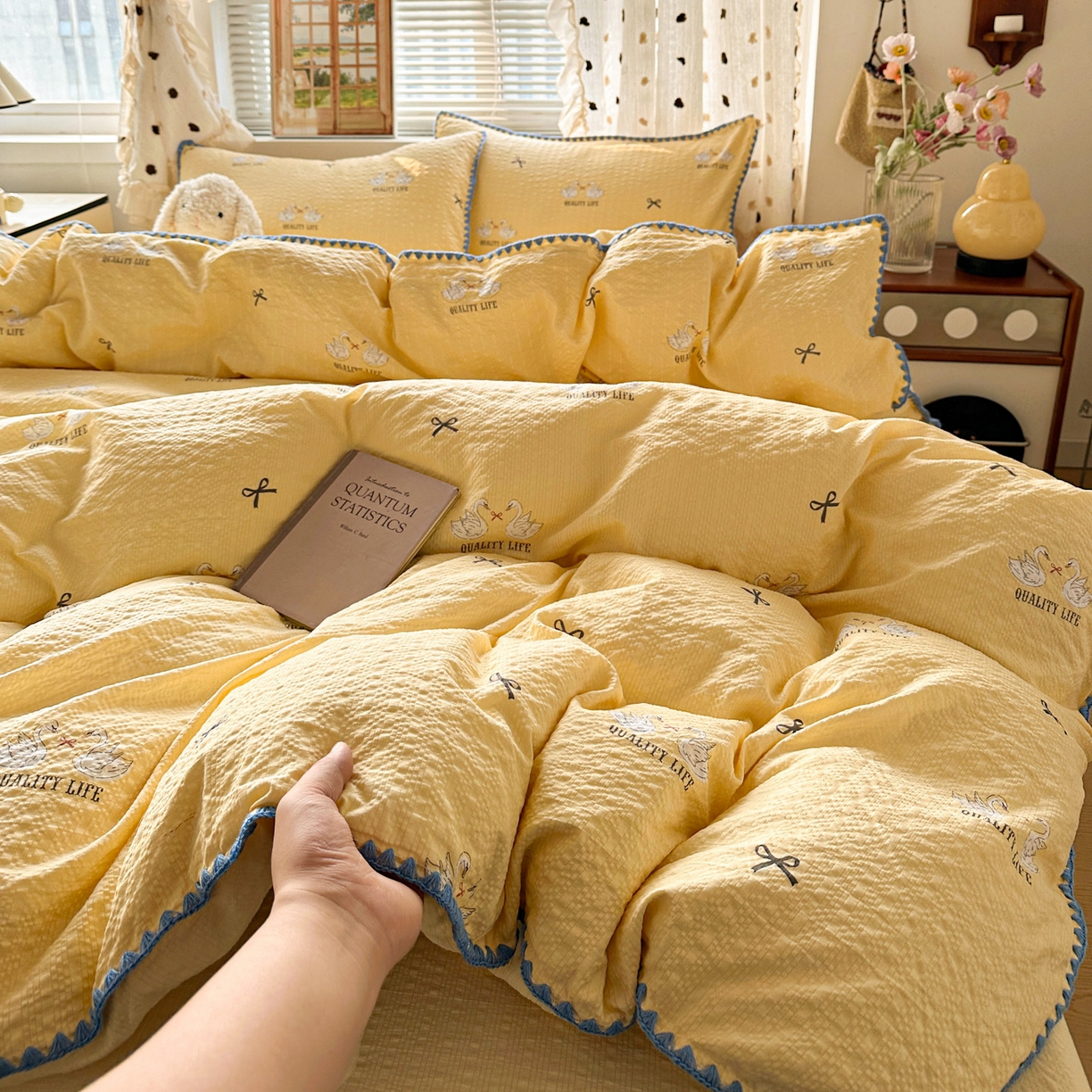 91家纺网 家纺一手货源 找家纺 蓝极人 2026新款泡芙被壳针四件套 施华洛黄