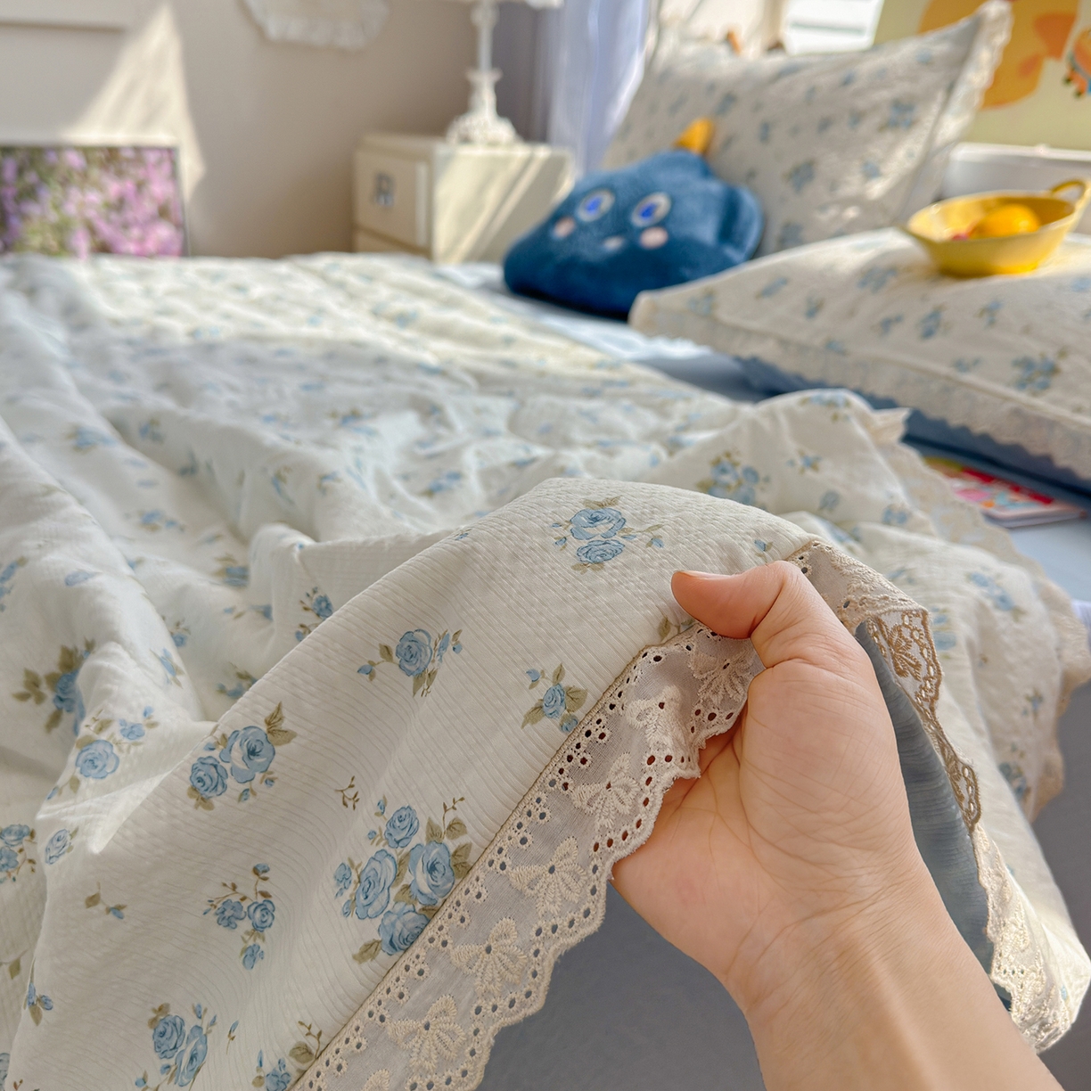 91家纺网 家纺一手货源 找家纺 弗苓家纺 2026新款高克重泡芙棉花边款夏被夏凉被空调被四件套小红书推荐-风格一 蓝雪草