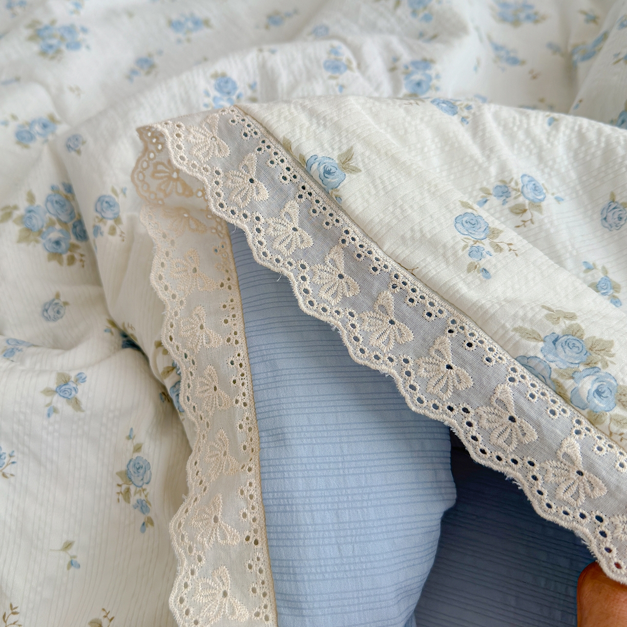 91家纺网 家纺一手货源 找家纺 弗苓家纺 2026新款高克重泡芙棉花边款夏被夏凉被空调被四件套小红书推荐-风格一 蓝雪草