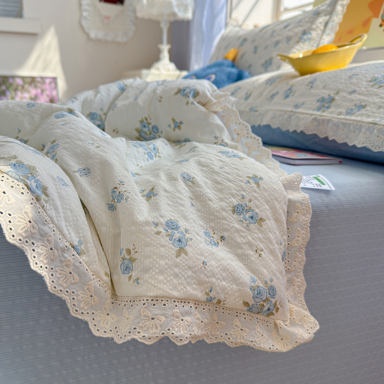 91家纺网 家纺一手货源 找家纺 弗苓家纺 2026新款高克重泡芙棉花边款夏被夏凉被空调被四件套小红书推荐-风格一 蓝雪草