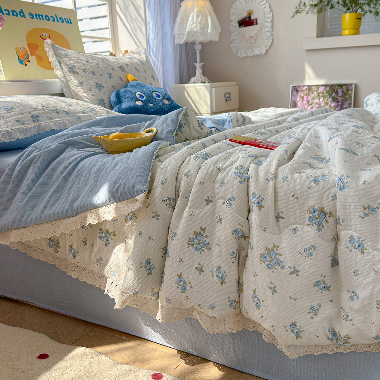 91家纺网 家纺一手货源 找家纺 弗苓家纺 2026新款高克重泡芙棉花边款夏被夏凉被空调被四件套小红书推荐-风格一 蓝雪草