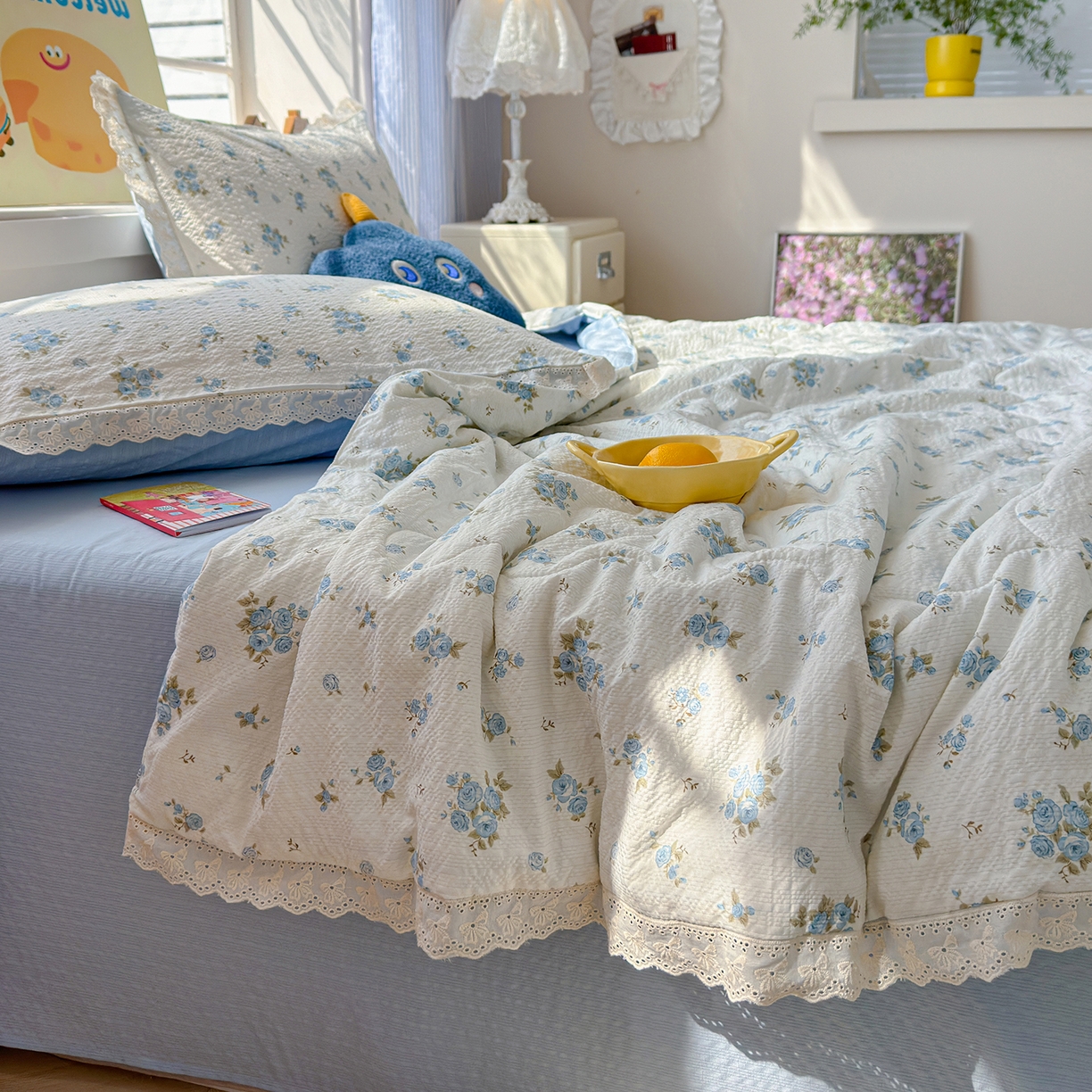 91家纺网 家纺一手货源 找家纺 弗苓家纺 2026新款高克重泡芙棉花边款夏被夏凉被空调被四件套小红书推荐-风格一 蓝雪草