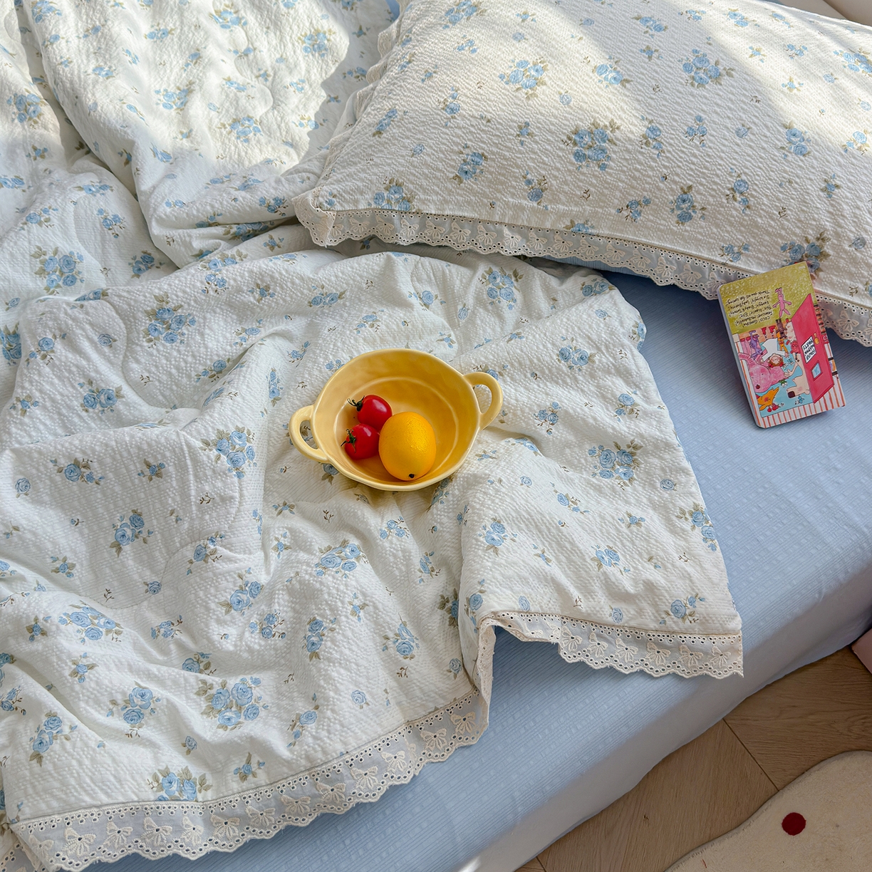 91家纺网 家纺一手货源 找家纺 弗苓家纺 2026新款高克重泡芙棉花边款夏被夏凉被空调被四件套小红书推荐-风格一 蓝雪草