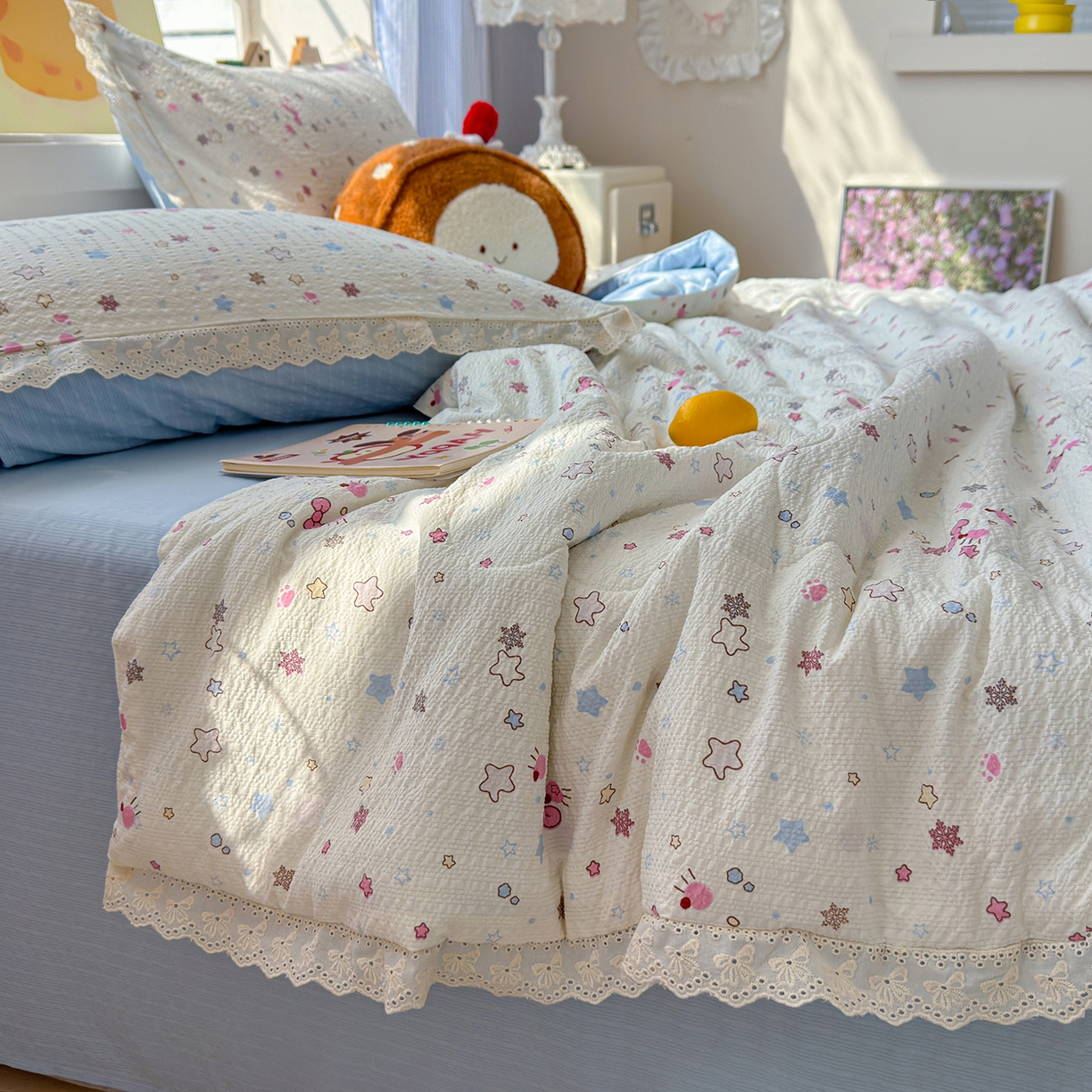 91家纺网 家纺一手货源 找家纺 弗苓家纺 2026新款高克重泡芙棉花边款夏被夏凉被空调被四件套小红书推荐-风格一 躲猫猫