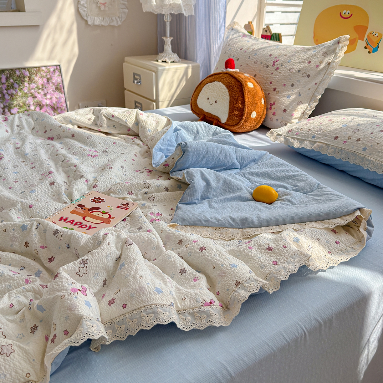 91家纺网 家纺一手货源 找家纺 弗苓家纺 2026新款高克重泡芙棉花边款夏被夏凉被空调被四件套小红书推荐-风格一 躲猫猫