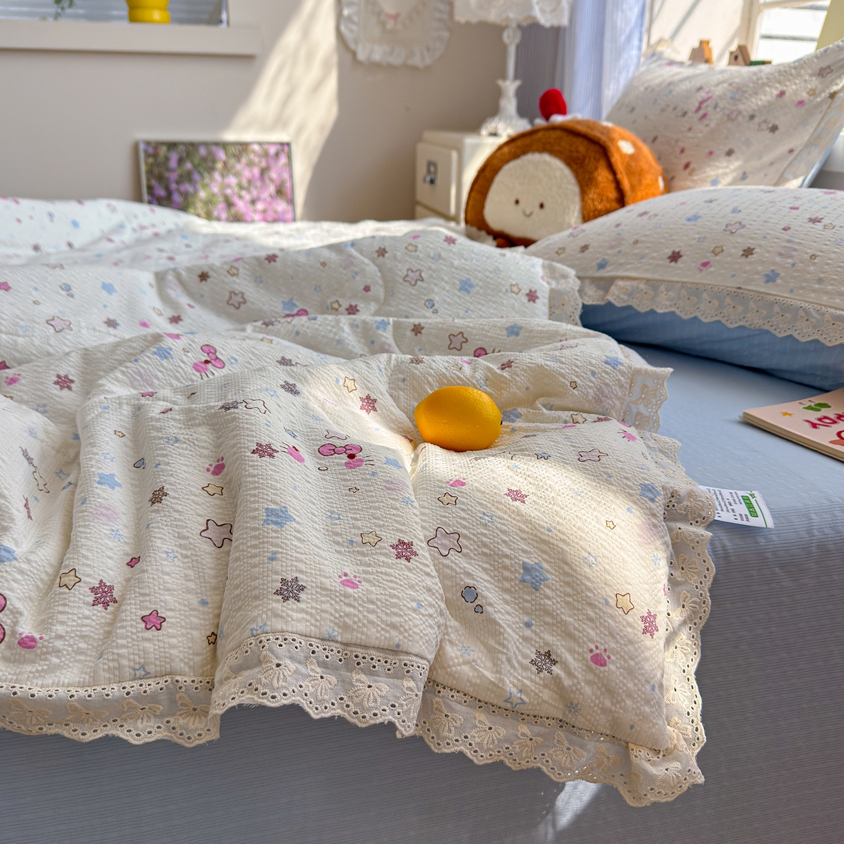 91家纺网 家纺一手货源 找家纺 弗苓家纺 2026新款高克重泡芙棉花边款夏被夏凉被空调被四件套小红书推荐-风格一 躲猫猫