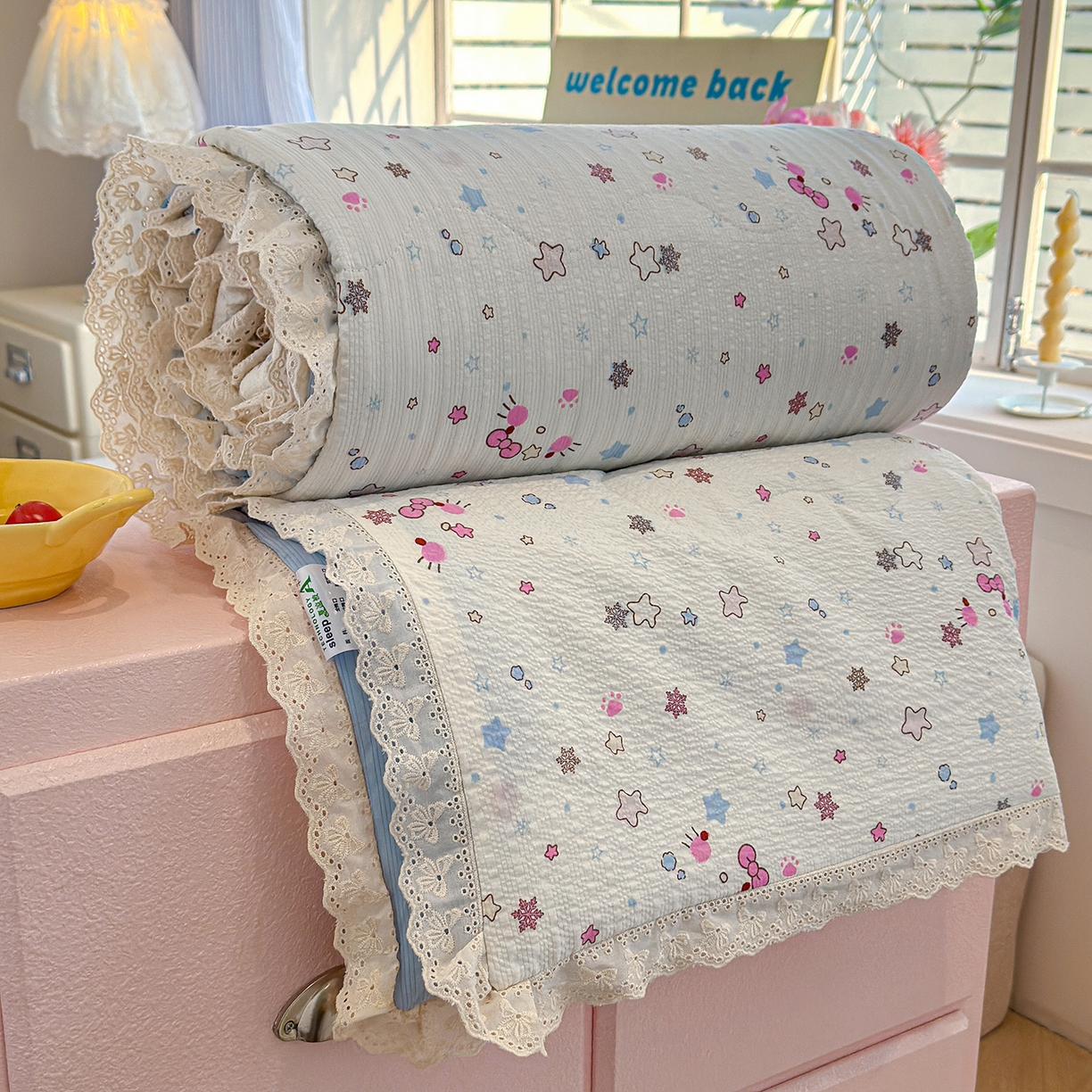 91家纺网 家纺一手货源 找家纺 弗苓家纺 2026新款高克重泡芙棉花边款夏被夏凉被空调被四件套小红书推荐-风格一 躲猫猫