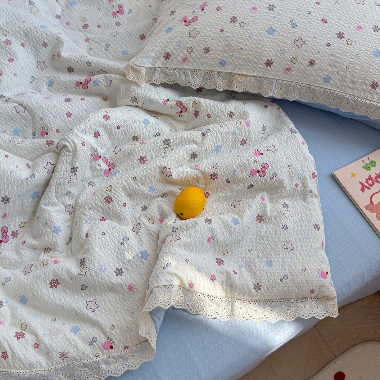 91家纺网 家纺一手货源 找家纺 弗苓家纺 2026新款高克重泡芙棉花边款夏被夏凉被空调被四件套小红书推荐-风格一 躲猫猫