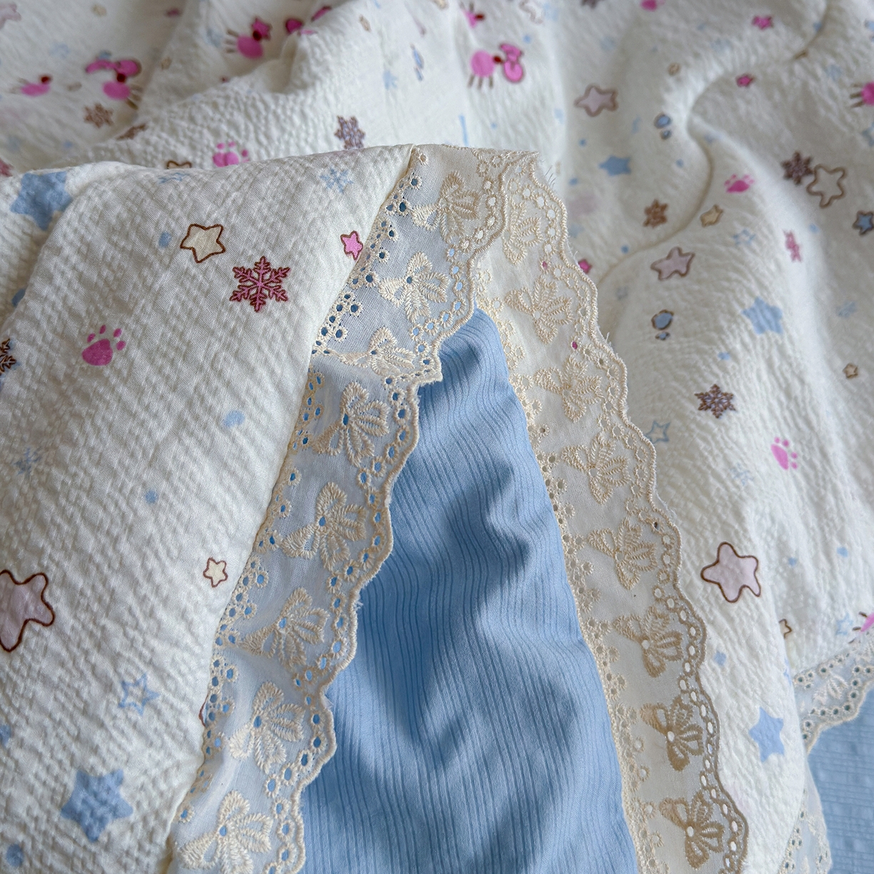 91家纺网 家纺一手货源 找家纺 弗苓家纺 2026新款高克重泡芙棉花边款夏被夏凉被空调被四件套小红书推荐-风格一 躲猫猫