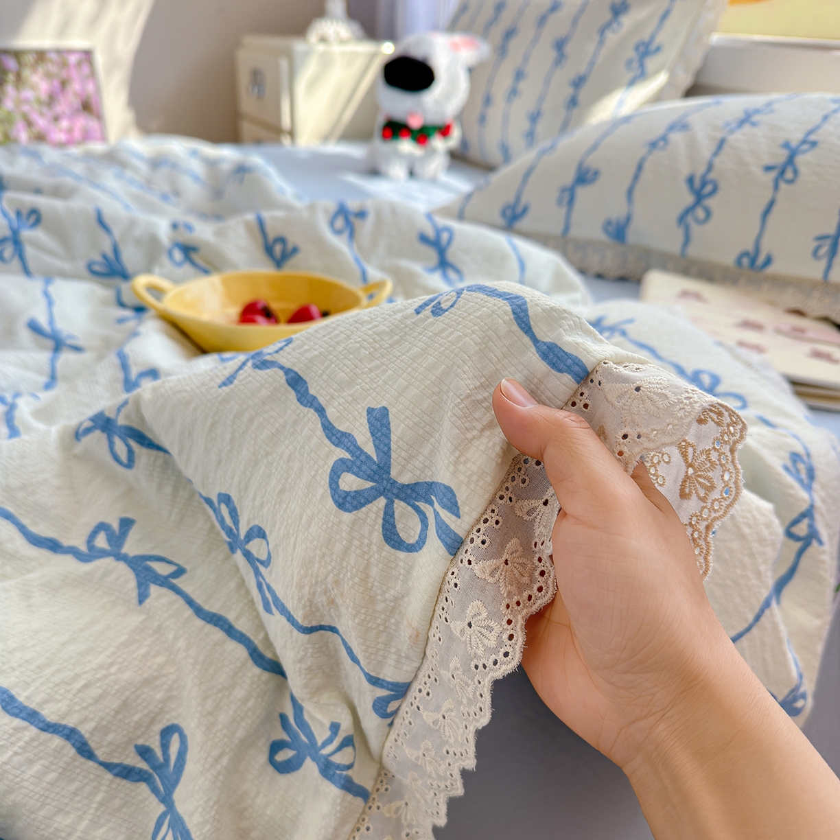 91家纺网 家纺一手货源 找家纺 弗苓家纺 2026新款高克重泡芙棉花边款夏被夏凉被空调被四件套小红书推荐-风格一 蓝缎结