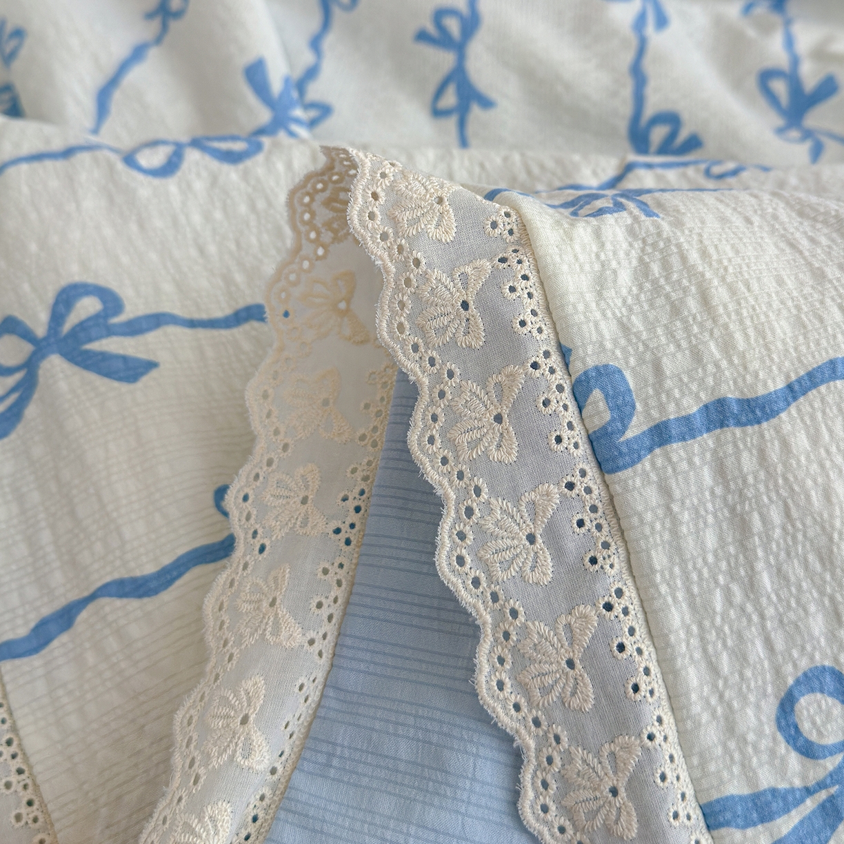 91家纺网 家纺一手货源 找家纺 弗苓家纺 2026新款高克重泡芙棉花边款夏被夏凉被空调被四件套小红书推荐-风格一 蓝缎结