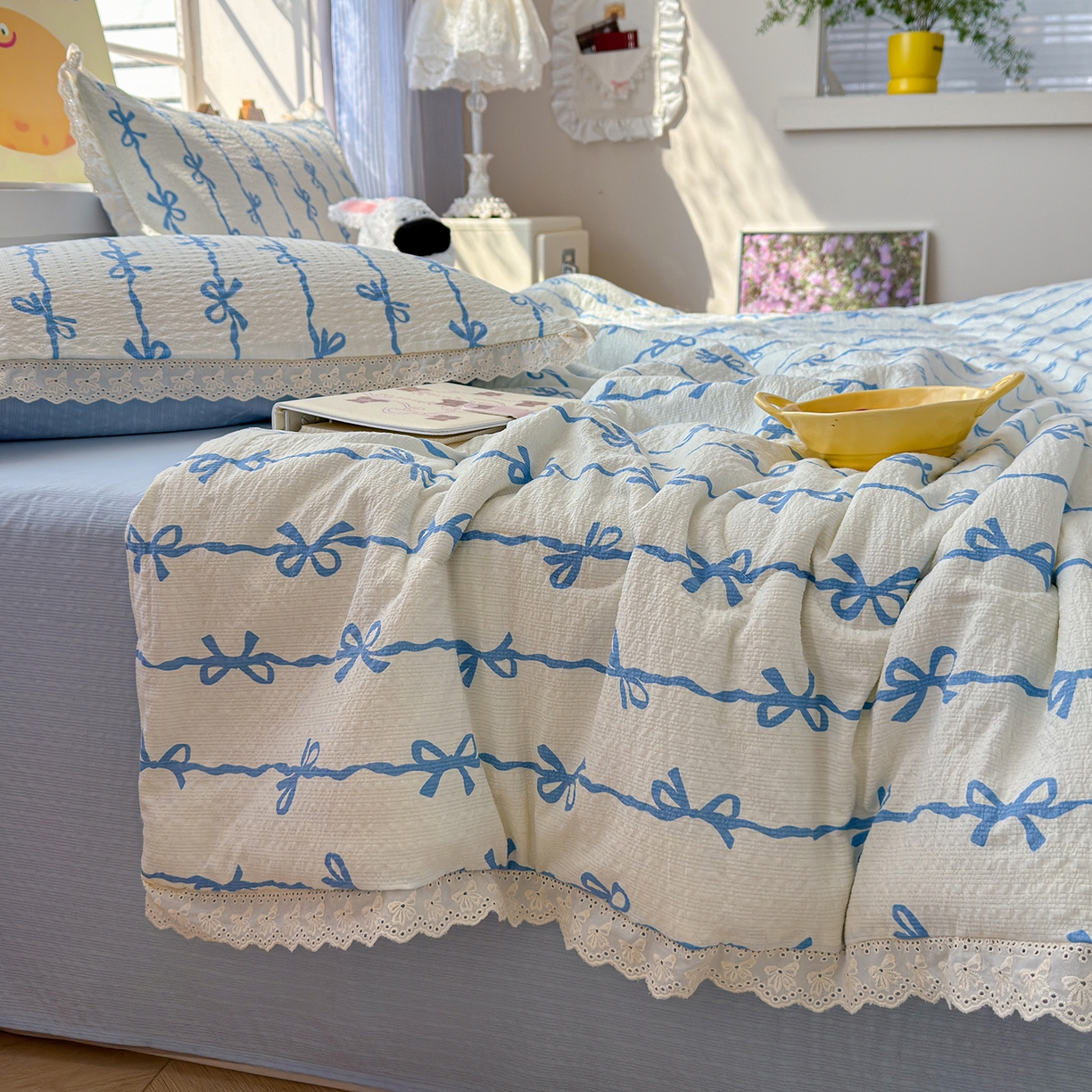 91家纺网 家纺一手货源 找家纺 弗苓家纺 2026新款高克重泡芙棉花边款夏被夏凉被空调被四件套小红书推荐-风格一 蓝缎结