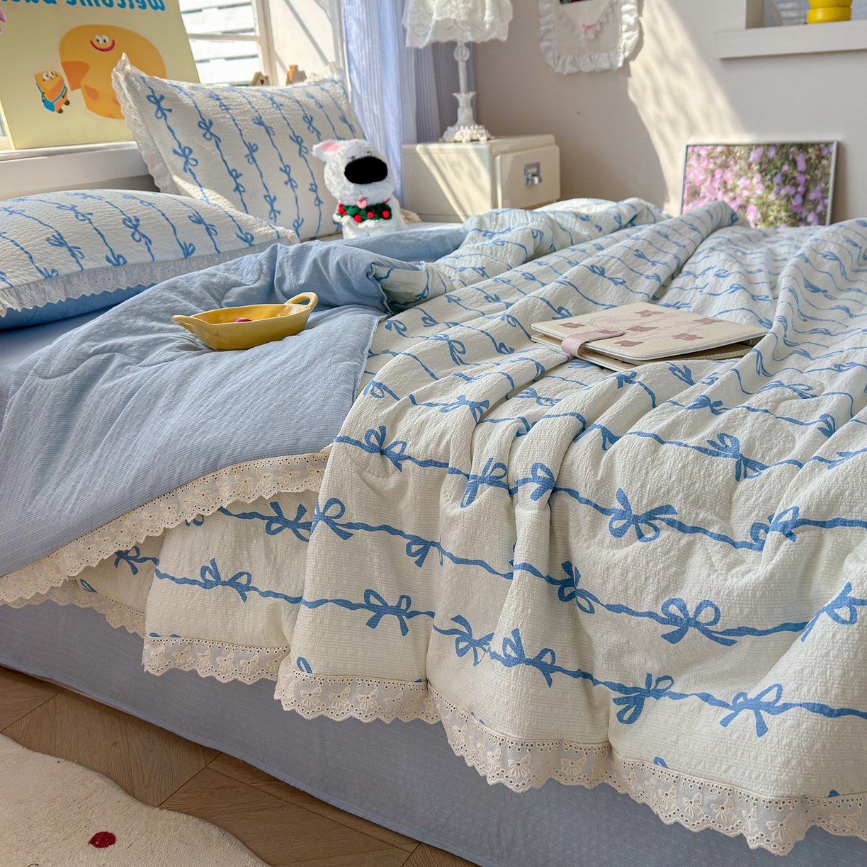 91家纺网 家纺一手货源 找家纺 弗苓家纺 2026新款高克重泡芙棉花边款夏被夏凉被空调被四件套小红书推荐-风格一 蓝缎结