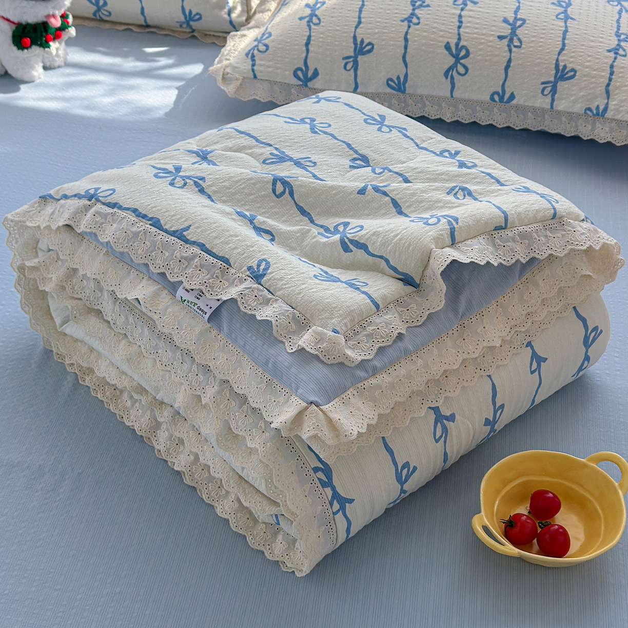 91家纺网 家纺一手货源 找家纺 弗苓家纺 2026新款高克重泡芙棉花边款夏被夏凉被空调被四件套小红书推荐-风格一 蓝缎结