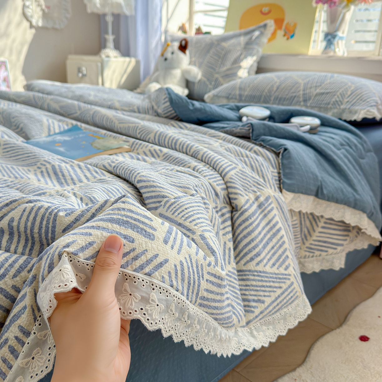 91家纺网 家纺一手货源 找家纺 弗苓家纺 2026新款高克重泡芙棉花边款夏被夏凉被空调被四件套小红书推荐-风格一 浅川纹