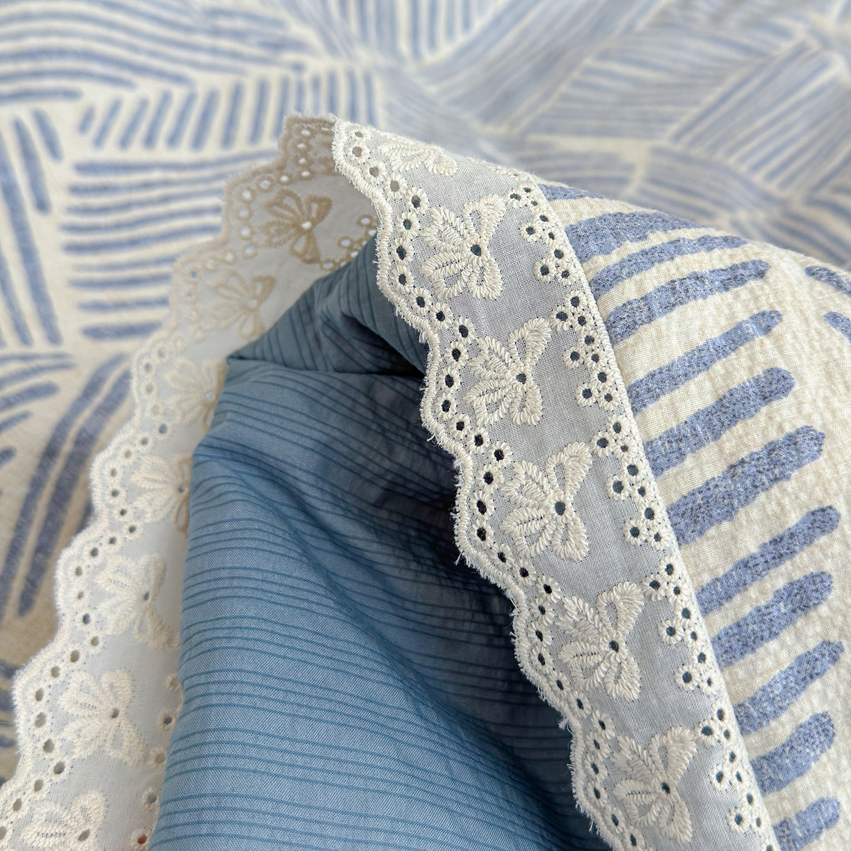 91家纺网 家纺一手货源 找家纺 弗苓家纺 2026新款高克重泡芙棉花边款夏被夏凉被空调被四件套小红书推荐-风格一 浅川纹