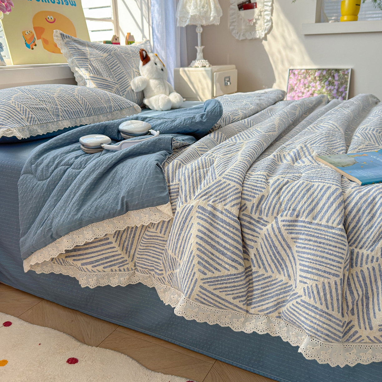 91家纺网 家纺一手货源 找家纺 弗苓家纺 2026新款高克重泡芙棉花边款夏被夏凉被空调被四件套小红书推荐-风格一 浅川纹