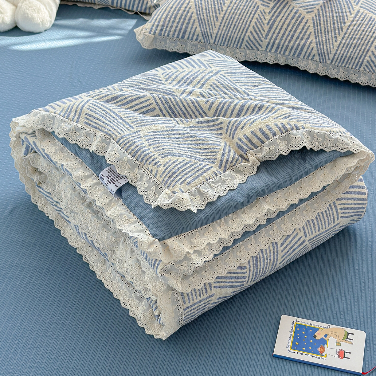 91家纺网 家纺一手货源 找家纺 弗苓家纺 2026新款高克重泡芙棉花边款夏被夏凉被空调被四件套小红书推荐-风格一 浅川纹