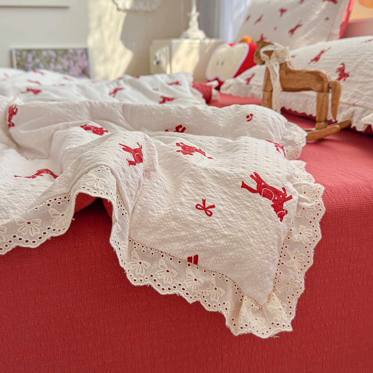 91家纺网 家纺一手货源 找家纺 弗苓家纺 2026新款高克重泡芙棉花边款夏被夏凉被空调被四件套小红书推荐-风格一 马上有钱