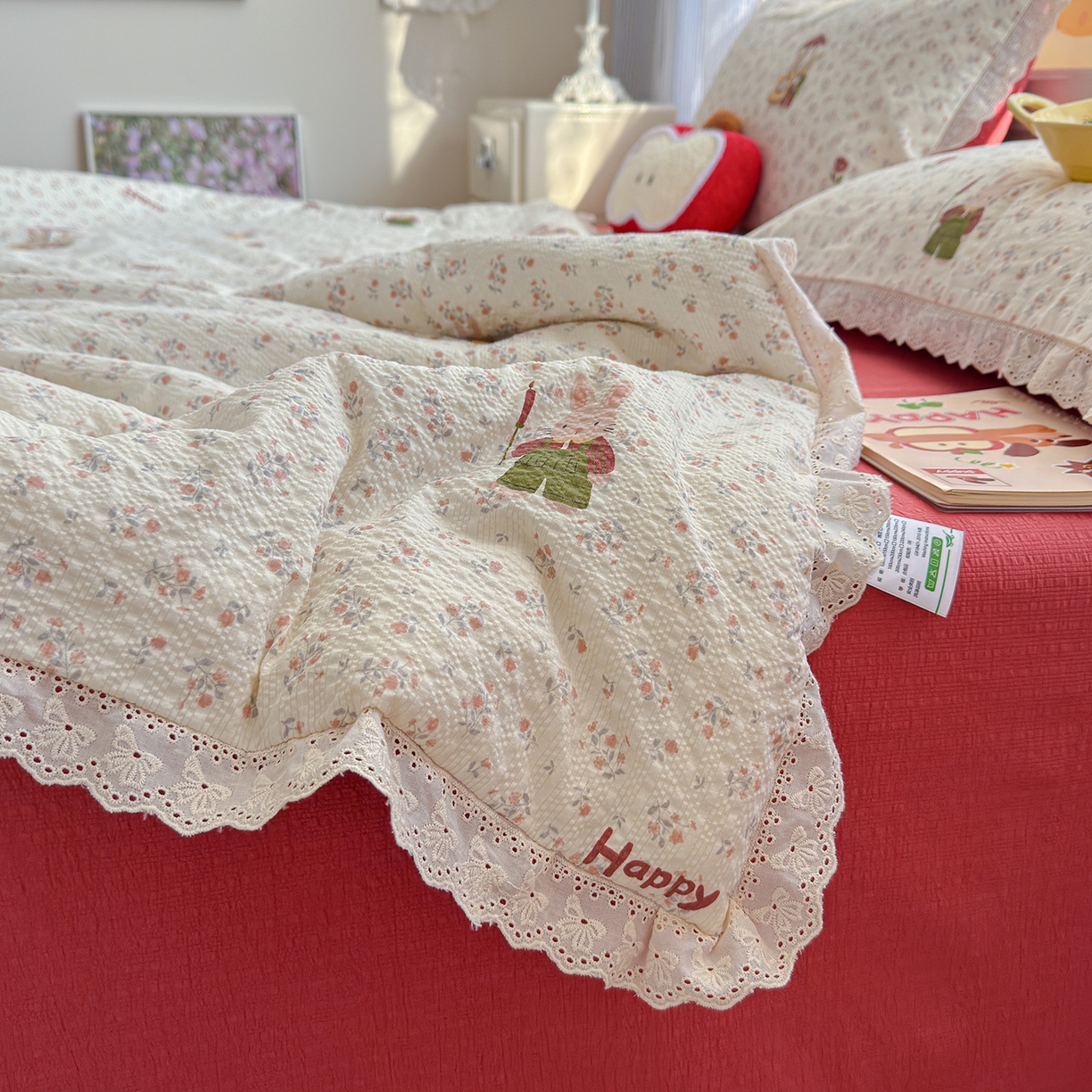 91家纺网 家纺一手货源 找家纺 弗苓家纺 2026新款高克重泡芙棉花边款夏被夏凉被空调被四件套小红书推荐-风格一 躲雨小兔