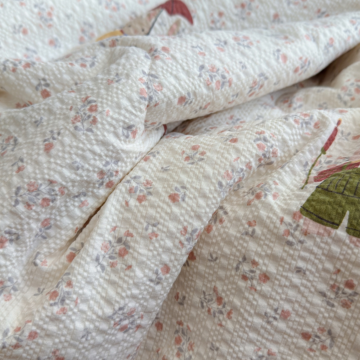 91家纺网 家纺一手货源 找家纺 弗苓家纺 2026新款高克重泡芙棉花边款夏被夏凉被空调被四件套小红书推荐-风格一 躲雨小兔